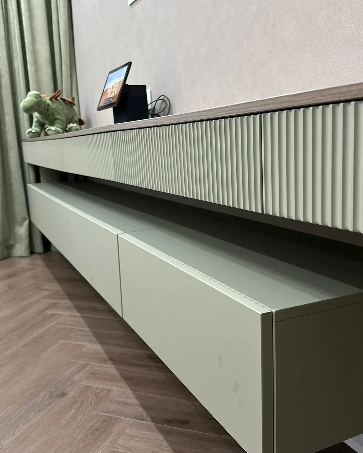 Рифлені та гладкі фасади оливкової консолі крупним планом